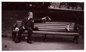 Muž na lavičce v parku, c 1920 Momentka muže sedícího na lavičce v parku, krmícího holuby, pořízená neznámým fotografem asi v roce 1920 od Unbekannt