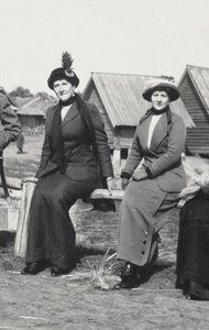 Maria Evgenyevna Golovina, sekretářka Rasputin right a Julia Alexandrovna Den, 1912-1913 od Unbekannt