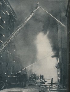 Shromážděné síly moderního hasiče se postavily proti požáru města, c1935 od Unbekannt