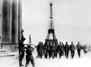 Členové SS na návštěvě Eiffelovy věže, Paříž, červenec 1940 od Unbekannt