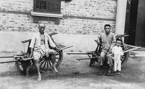 Muži s trakaři, Vietnam, 20. století od Unbekannt