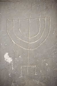 Menora (Menorah) vytesaná na starém náhrobku, Budapešť, Hongrie od Unbekannt