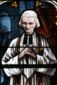 kostel Mezilles. Vitráž. Svatý Jan Marie Vianney. Cure of Ars. Francie - abbé Jean Marie Vianney (Vianey, Viannay, Viennet), dit le Cure d