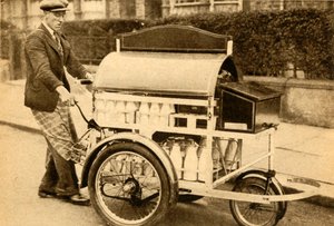 Kočárek na mléko, 1933. od Unbekannt