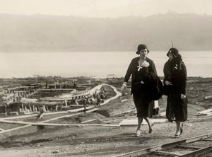 Millicent Veronica Willison, manželka Williama Randolpha Hearsta, na návštěvě práce pro obnovu starověkých římských lodí z jezera Nemi, kolem roku 1930 (č/b foto) od Unbekannt