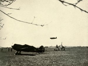 Morane 406 na letišti Vassincourt s francouzským Curtiss Hawk a Hurricane, 1939-1940, 1941. od Unbekannt