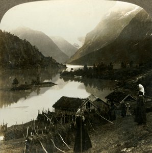 Jezero Loen s horskými stěnami – bezkonkurenční krásou a majestátností – z farmy Seten, Norsko, c1905. od Unbekannt
