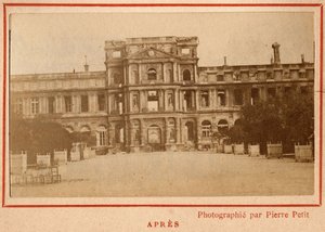 Magistrát města Paříže (1871): pohled na Palais des Tuileries v Paříži po požáru v květnu 1871. Fotografie Pierra Pepetita. Tisk na karton, Rozm. Rozměr 9 x 5,4 cm od Unbekannt