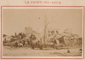 Magistrát města Paříže (1871): pohled na ruiny ve čtvrti Point-du-Jour v Paříži v květnu 1871. Fotografie Pierra Pepetita. Tisk na karton, Rozm. Rozměr 9 x 5,4 cm od Unbekannt