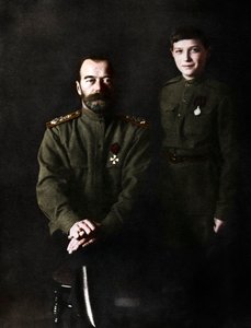 Nicholas II, ruský car a jeho syn, Alexej, ve vojenské uniformě, 1915 od Unbekannt