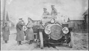 Nicholas II Ruska, velkovévoda Nicholas Nikolaevich a generál hrabě Georgi Bobrinsky na fro od Unbekannt