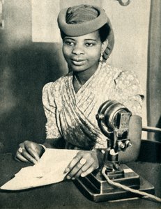 Omoba Adenrele Ademola, dcera Alakea z Abeokuty, Nigérie, nazývá západní Afrikou, 1942. od Unbekannt