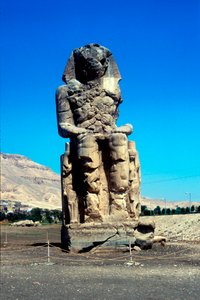 Jeden z Memnonových kolosů, poblíž Údolí králů, Egypt, 14. století před naším letopočtem od Unbekannt