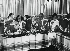 Otevření restaurace populárními francouzskými zpěváky, Paříž, září 1941 od Unbekannt