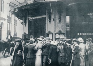 Před jedním z pařížských zásobovacích obchodů, když se obávali obléhání města, c1914 od Unbekannt