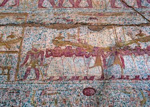Malovaný reliéf zobrazující sluneční loď Ra nesenou v průvodu, starověký egyptský od Unbekannt