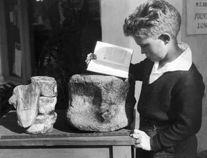 Palos Verdes, Kalifornie: kolem roku 1927 Mladý chlapec studuje archeologii s využitím zkamenělých prehistorických obratlů nalezených v nedalekých kopcích. (černobílá fotografie) od Unbekannt