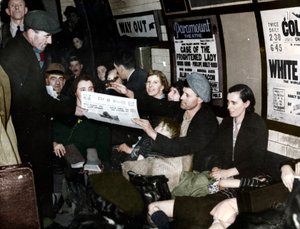 Prodavač papíru dole v metru, Londýn, kolem roku 1940 od Unbekannt