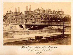 Pařížská komuna (1871): pohled na most Arcole a Hotel de Ville po požáru v květnu 1871. Anonymní fotografie. Tisk na karton od Unbekannt