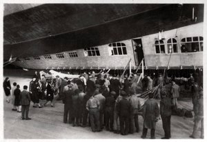 Cestující nastupující do Zeppelin LZ 127 Graf Zeppelin, 1933 od Unbekannt