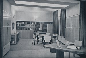 Paul Bromberg. Kombinovaný salon a jídelna v domě v Rotterdamu, v barvě slonové kosti, červeno-oranžové a od Unbekannt