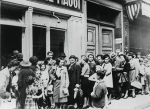 Lidé ve frontě před mlékárnou, Němci okupovaná Paříž, 26. července 1940 od Unbekannt