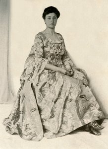 Fotografie brokátu kincob, s hedvábím vyšívaným stomacherem, c1750, 1937. od Unbekannt