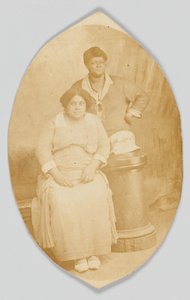 Fotografická pohlednice dvou neznámých žen, 1918-1930. od Unbekannt