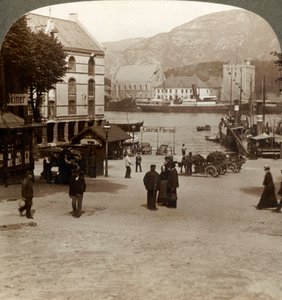 Malebná stará pevnost Bergenhus, z náměstí v moderním městě, Bergen, Norsko, 1905. od Unbekannt
