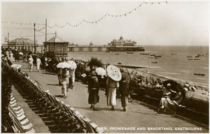 Molo, promenáda a hudební stánek, Eastbourne, Sussex, 20. léta 20. století od Unbekannt