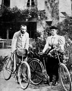 Pierre a Marie Curieovi, francouzští fyzici, připravující se na cyklistiku od Unbekannt
