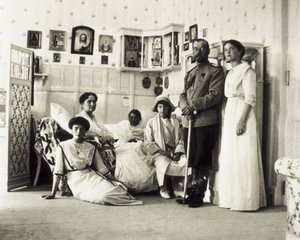 Portrét cara Mikuláše II. (1868-1918) s rodinou, zleva doprava Tatiana, Alexandra (jeho manželka), Anastasia, Maria a Olga, c. 1910 (černobílá fotografie) od Unbekannt