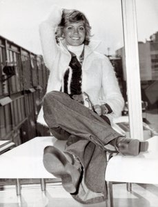 Portrét australské zpěvačky a komičky Olivie Newton John (nar. 1949), Londýn, 23.5.1975 (čb foto) od Unbekannt