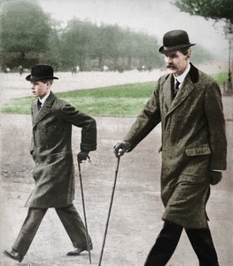 Princ Edward na procházce s panem HP Hansellem, jeho učitelem, v Auteuil, Francie, 1912 1936. od Unbekannt