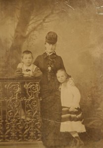 Princezna Ekaterina Mikhailovna Yurievskaya s dětmi Georgy a Olgou, konec 70. let 19. století-začátek 80. let 19. století. od Unbekannt