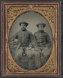 Vojín Charles Chapman z roty A, 10. Virginia Cavalry Regiment, vlevo a neidentifikovaný voják od Unbekannt