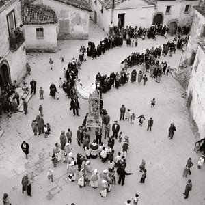 Průvod flagelantů, Albano di Lucania, Potenza, Basilicata, Itálie (černobílá fotografie) od Unbekannt