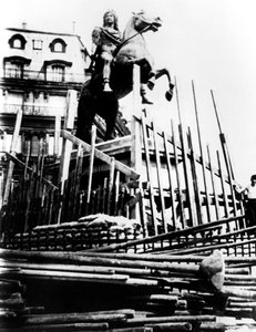 Ochranná opatření pro sochu Ludvíka XIV., Paříž, 1940 od Unbekannt