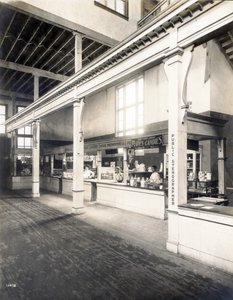 Veřejný stánek s pohlednicemi, cukrovinkami a veřejnými stenografickými stánky v Paláci výrob na světové výstavě 1904 od Unbekannt