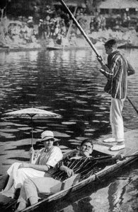 Punting on the Thames, c1922 od Unbekannt