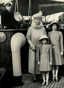 Queen Mary se svými vnučkami, 30. léta, 1951. od Unbekannt