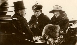 Queen Mary s princeznou Royal a vikomtem Lascellesem, 1923. od Unbekannt
