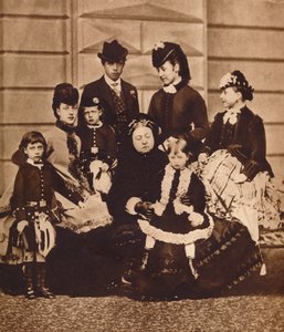Královna Viktorie se svou snachou a vnoučaty, c1880 1935 od Unbekannt
