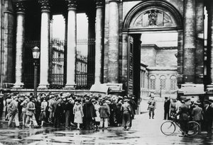 Fronta před informačním úřadem pro civilisty v Poslanecké sněmovně, Paříž, červenec 1940 od Unbekannt