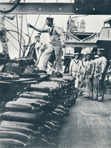 Příjem granátů do námořních děl na palubě bitevní lodi, c1914 od Unbekannt