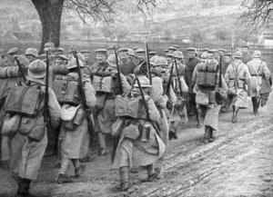 Francouzská pěchota procházející kolem linie zajatců, Plessis-de-Roye, Pikardie, Francie, 30. března 1918 od Unbekannt