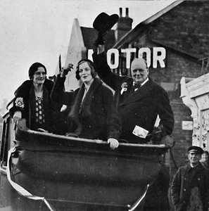 Vrátila se pro Epping Paní Churchill a dcera Diana sdílejí štěstí a vítězství, 1931, 1945. od Unbekannt