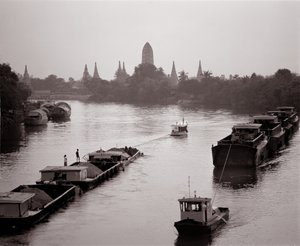 Říční čluny sjíždějící po řece Chao Phraya s výhledem na Wat Chaiwatthanaram od Unbekannt