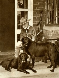 Robert Baden-Powell doma se svými psy, c1929, 1935. od Unbekannt