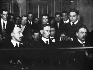Robert Fay vlevo a jeho dva komplicové fotografovaní u soudu, 1915. od Unbekannt